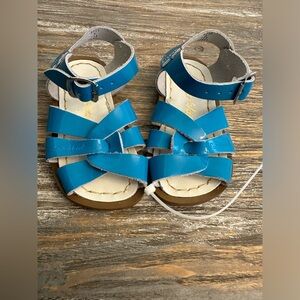 The Salt Water Sandal in Turquoise US kids size 5